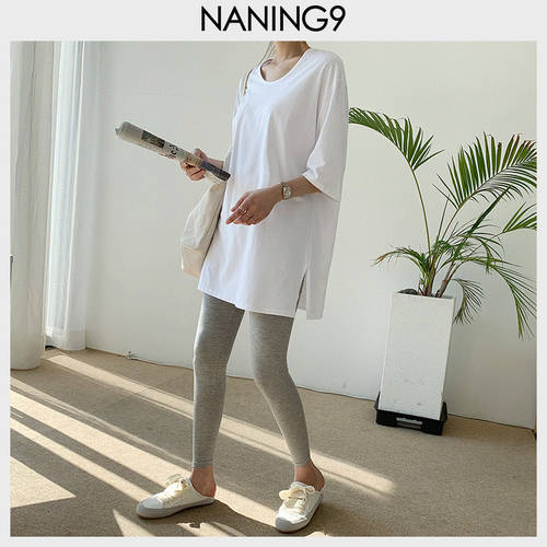 NANING9 여성용  써머 여름용 신상 신형 신모델 인기있는 한국판 루즈핏 절개 트임 화이트 라운드 넥 하프 슬리브 티셔츠 T셔츠 유행 트랜드